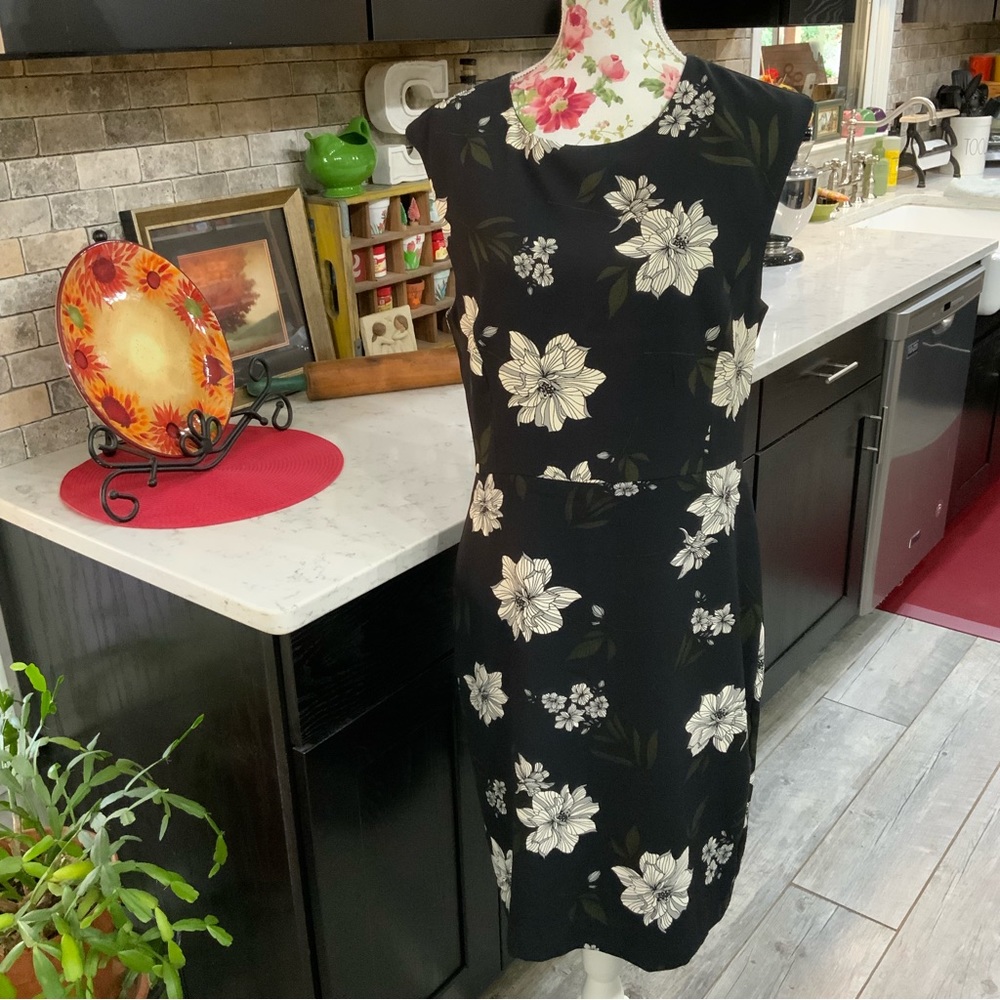 Banana Republic Black & Cream Floral Dress Back Zipper Lined Sleeveless 
Size 12